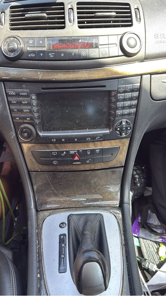 Mercedes E270.
