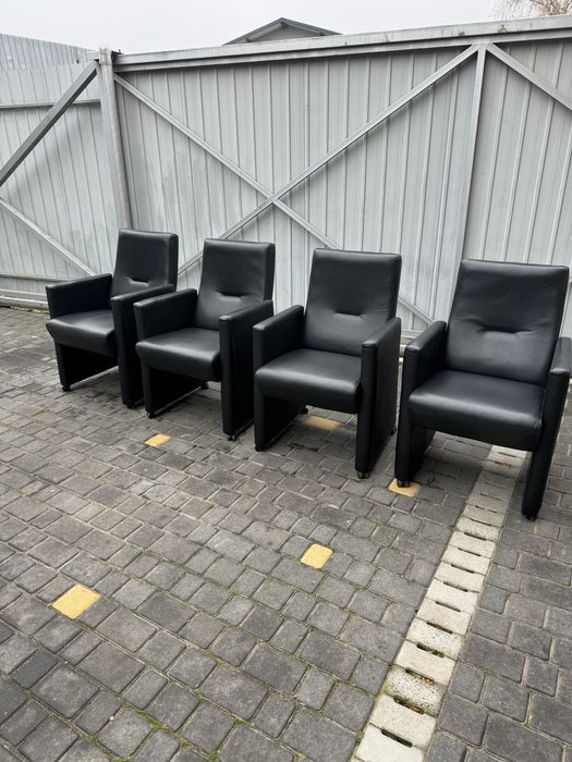 Шкіряні чорні крісла в дуже хорошому стані