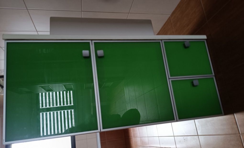 Szafka z umywalką i kranem