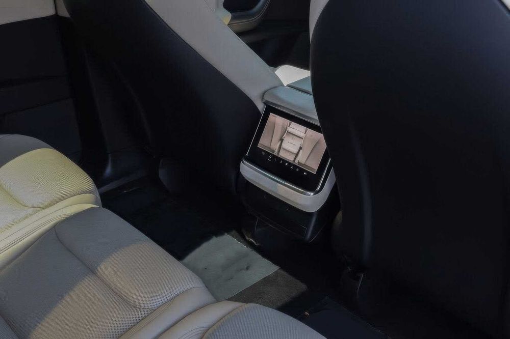 Tesla Model X      2023