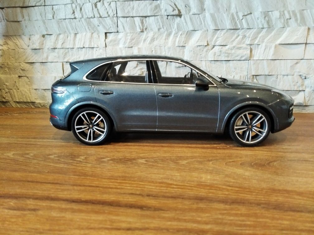 1:18 Minichamps Porsche Cayenne Turbo S 2017 model