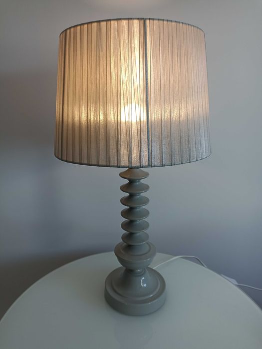 Flo szara popielata lampa stołowa na ozdobnej nodze