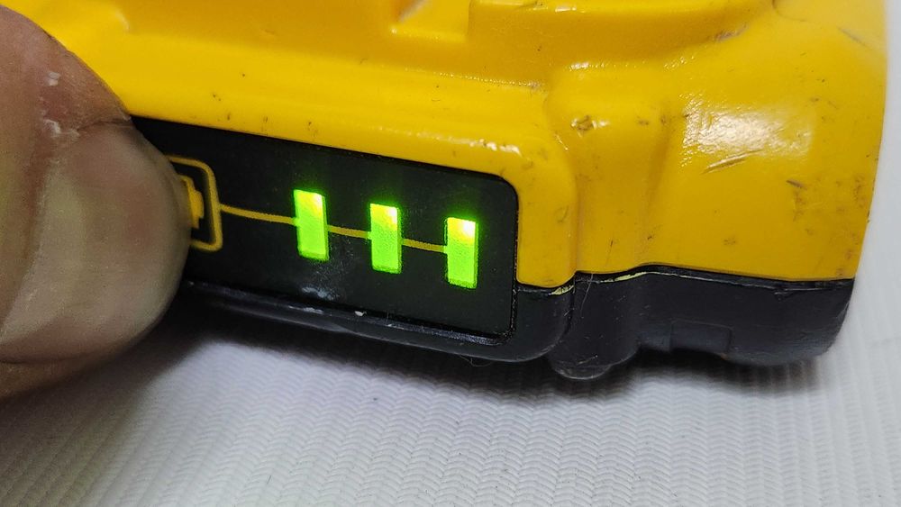 Акумулятор Dewalt DCB203 2ah 2020 рік з США оригінал