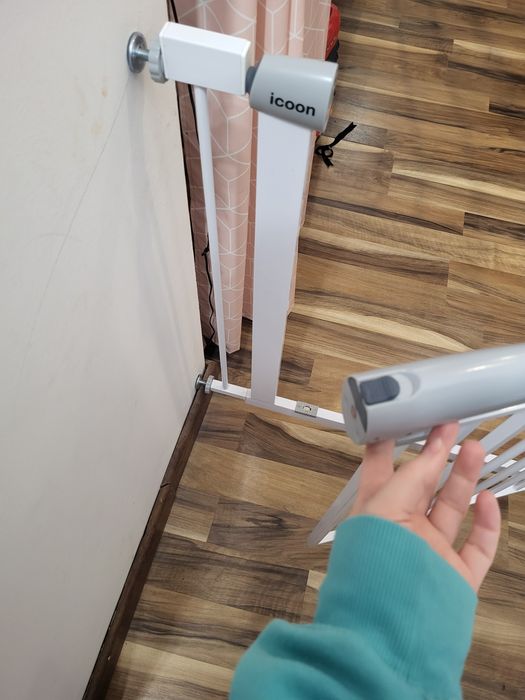 Bramka zabezpieczającą na schody dla dzieci icoon
