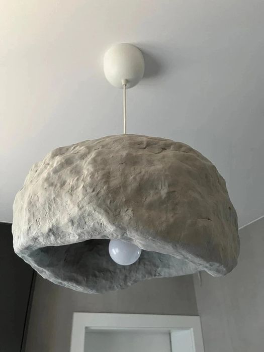 Własnoręcznie zrobiłony żyrandol z gliny w kolorze szarym Handmade