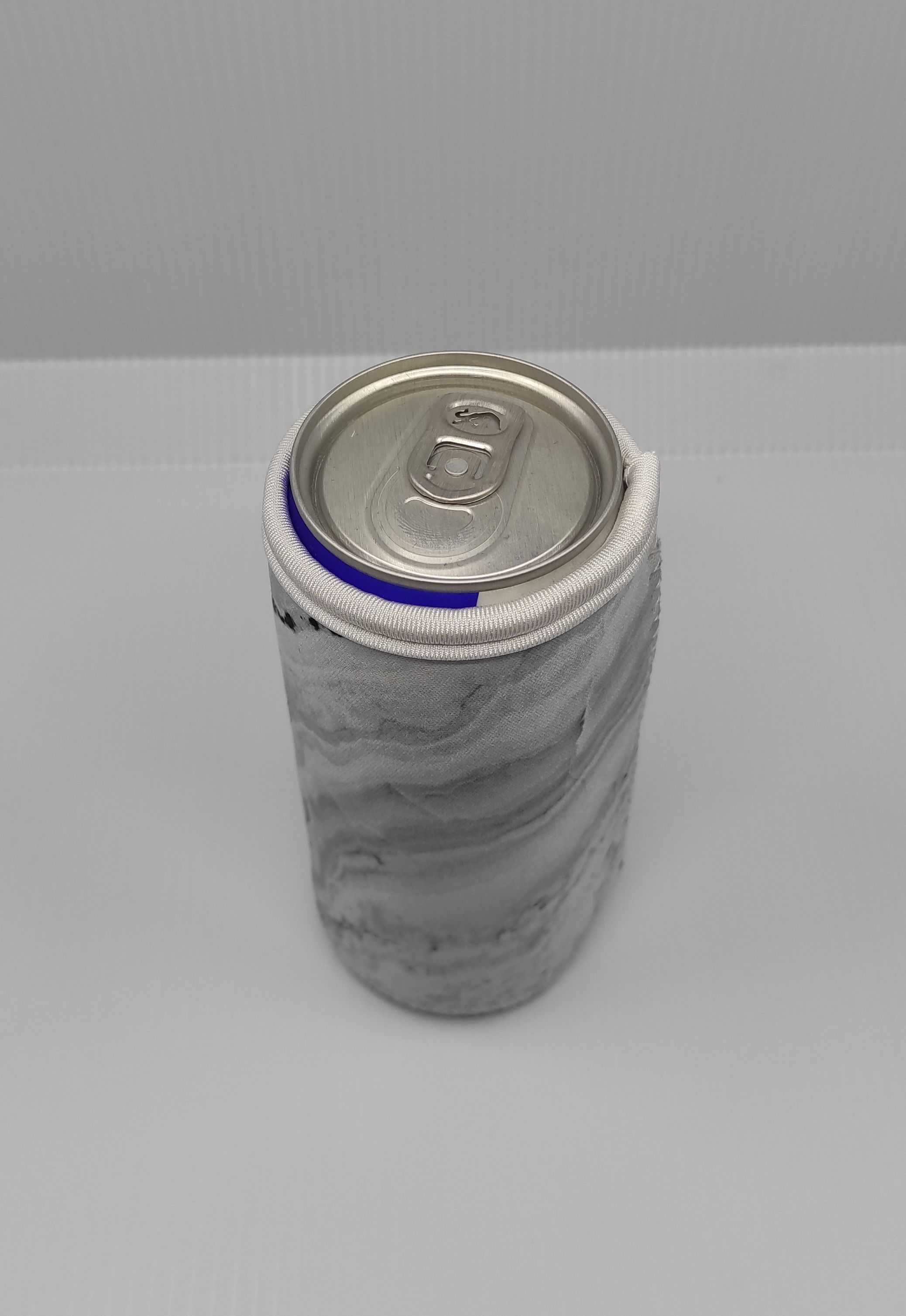 Cztery pokrowce neoprenowe na małe puszki 300 ml