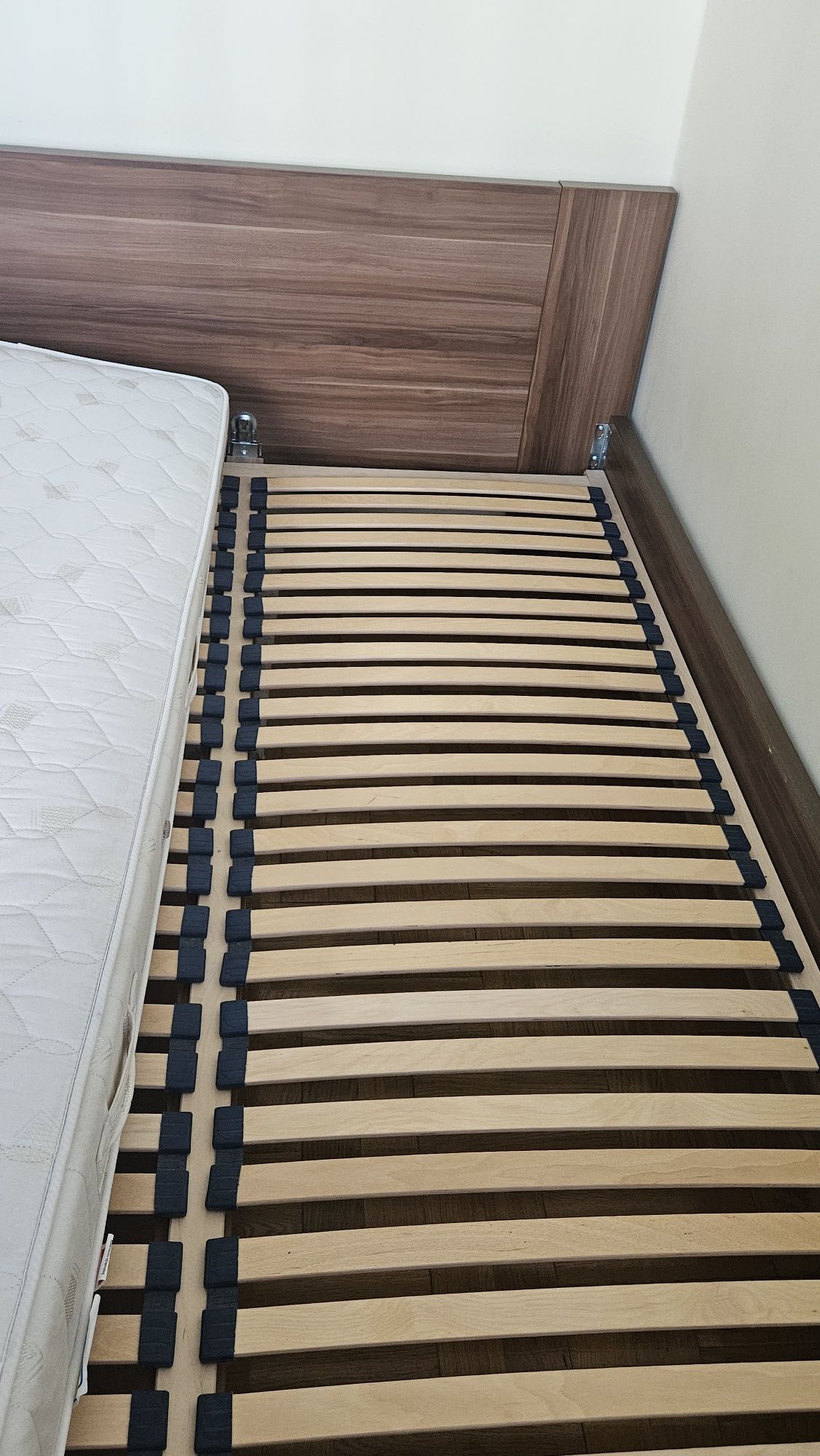 Łóżko 140x200  plus materac (sprężynowy) 

Wymiary łóżka 
Szerokość 14
