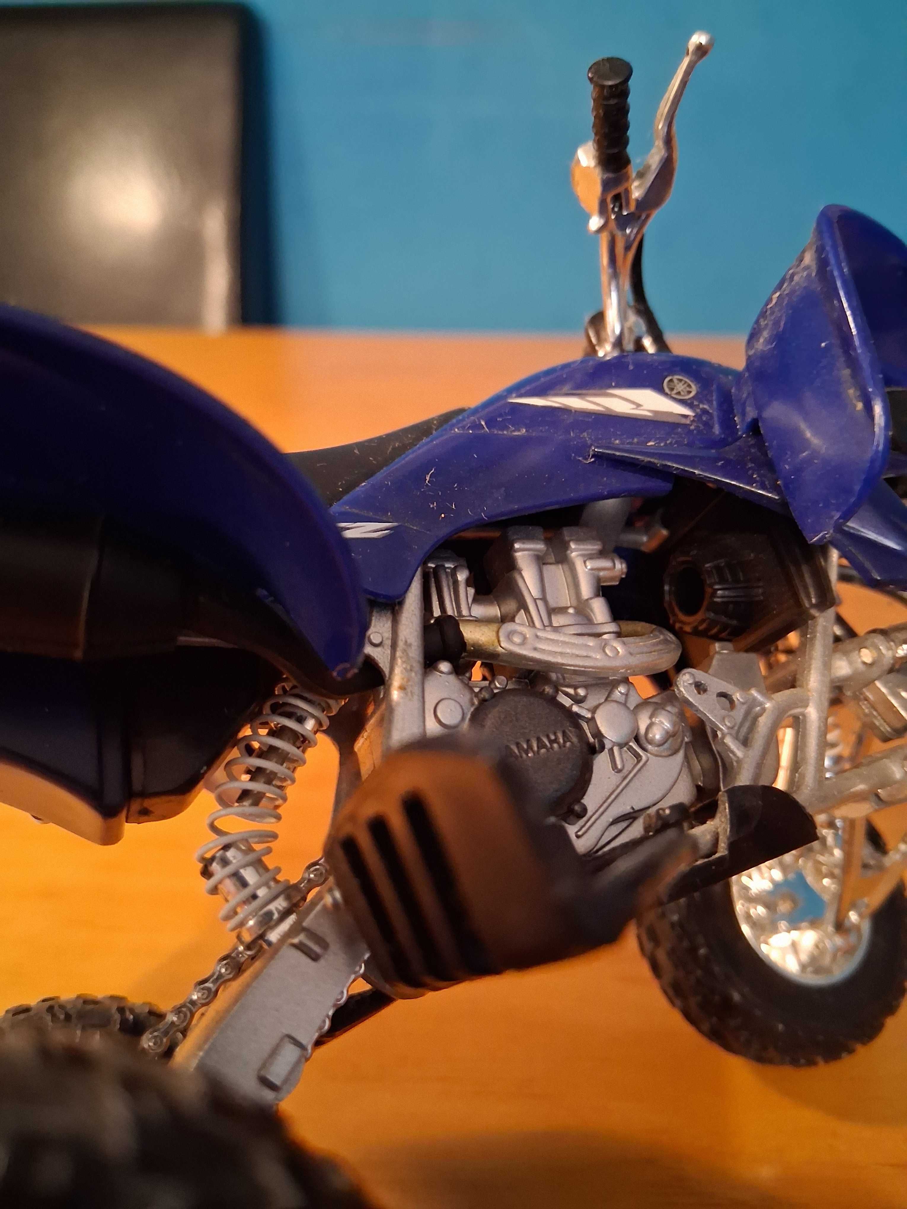 Miniatura Yamaha YFZ 450 escala 1:12