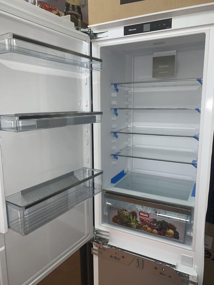 Холодильно-морозильна комбінація KFN 7764 D