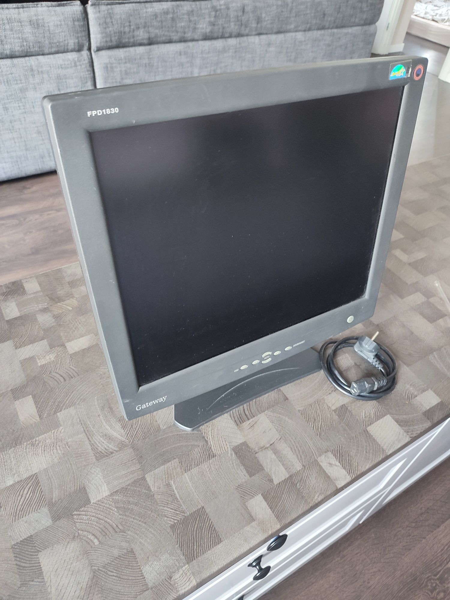 Monitor Gateway FPD1830 – 18 cali, sprawny, retro