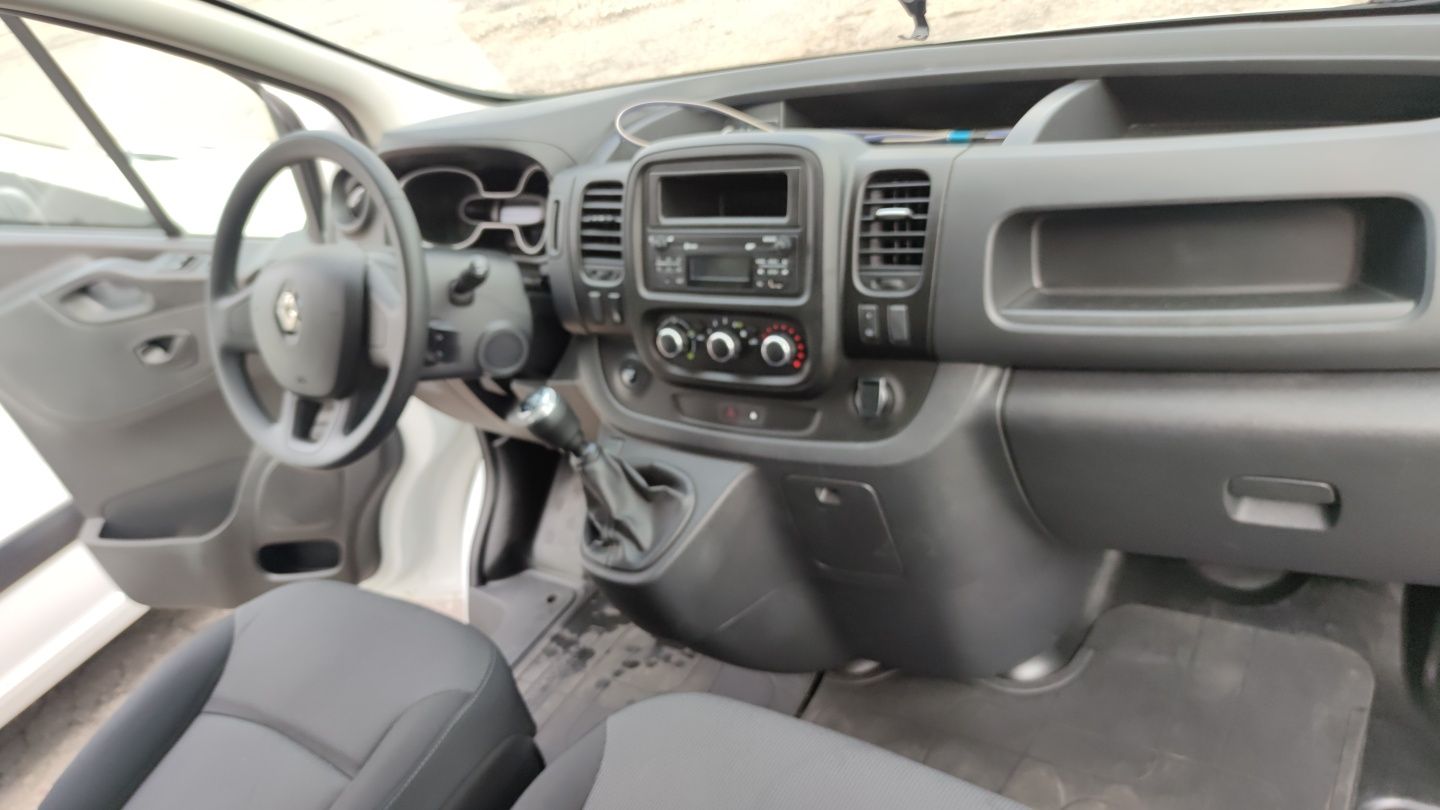 Wynajem lub wypożyczenie auta dostawczego busa Renault Trafic L2H1 hak