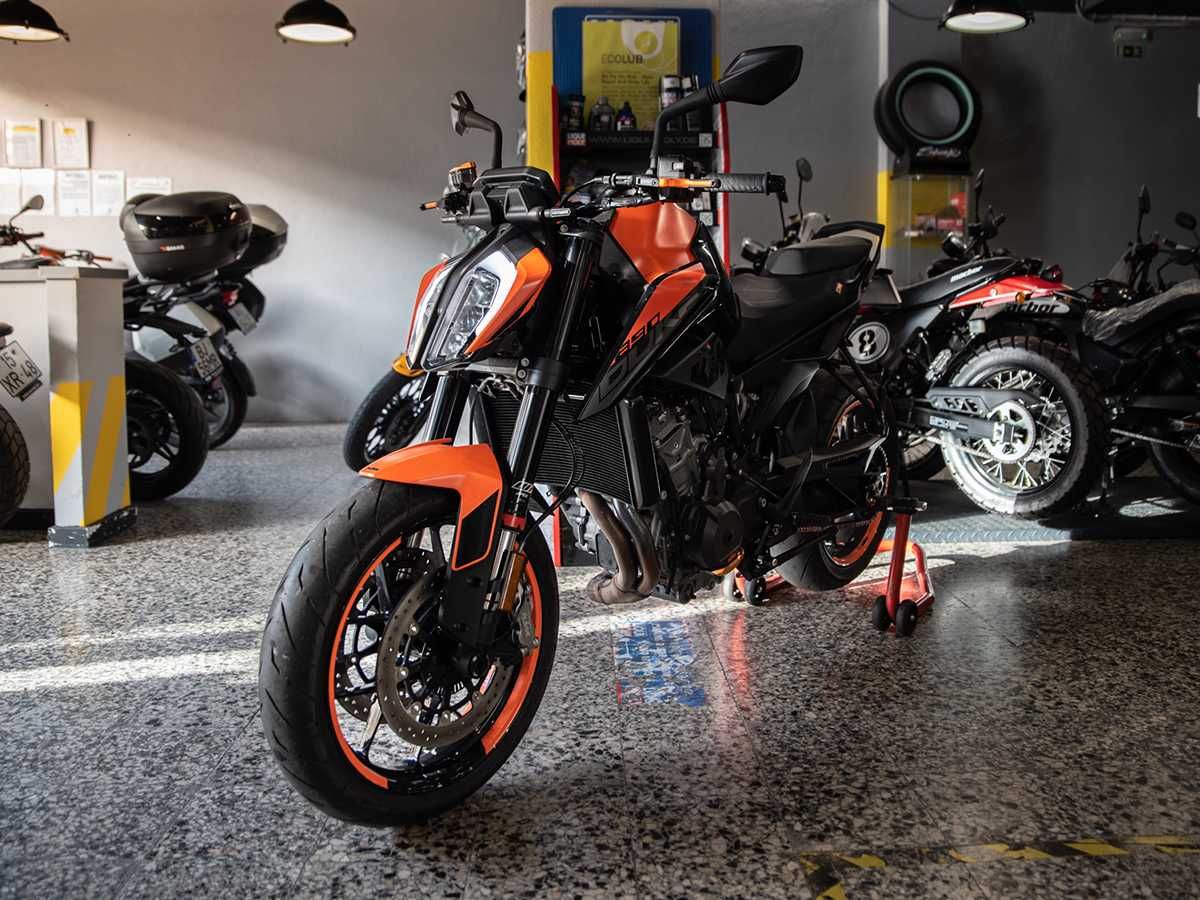 KTM Duke 890 de 2022 em Óptimo Estado. Revisōes em Dia.