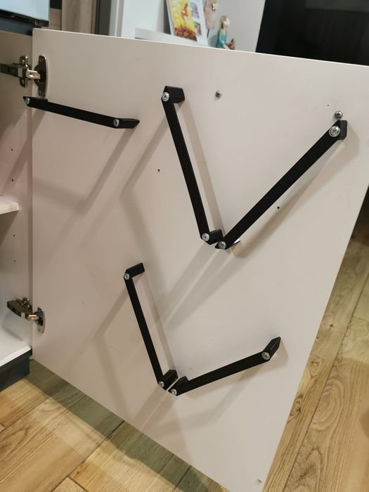 Wieszak na pokrywki do garnków na drzwi szafki