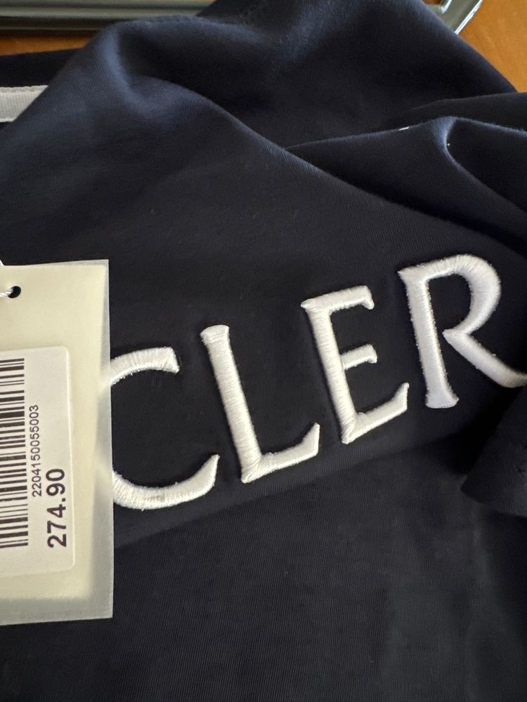 T-shirt Moncler com etiquetas