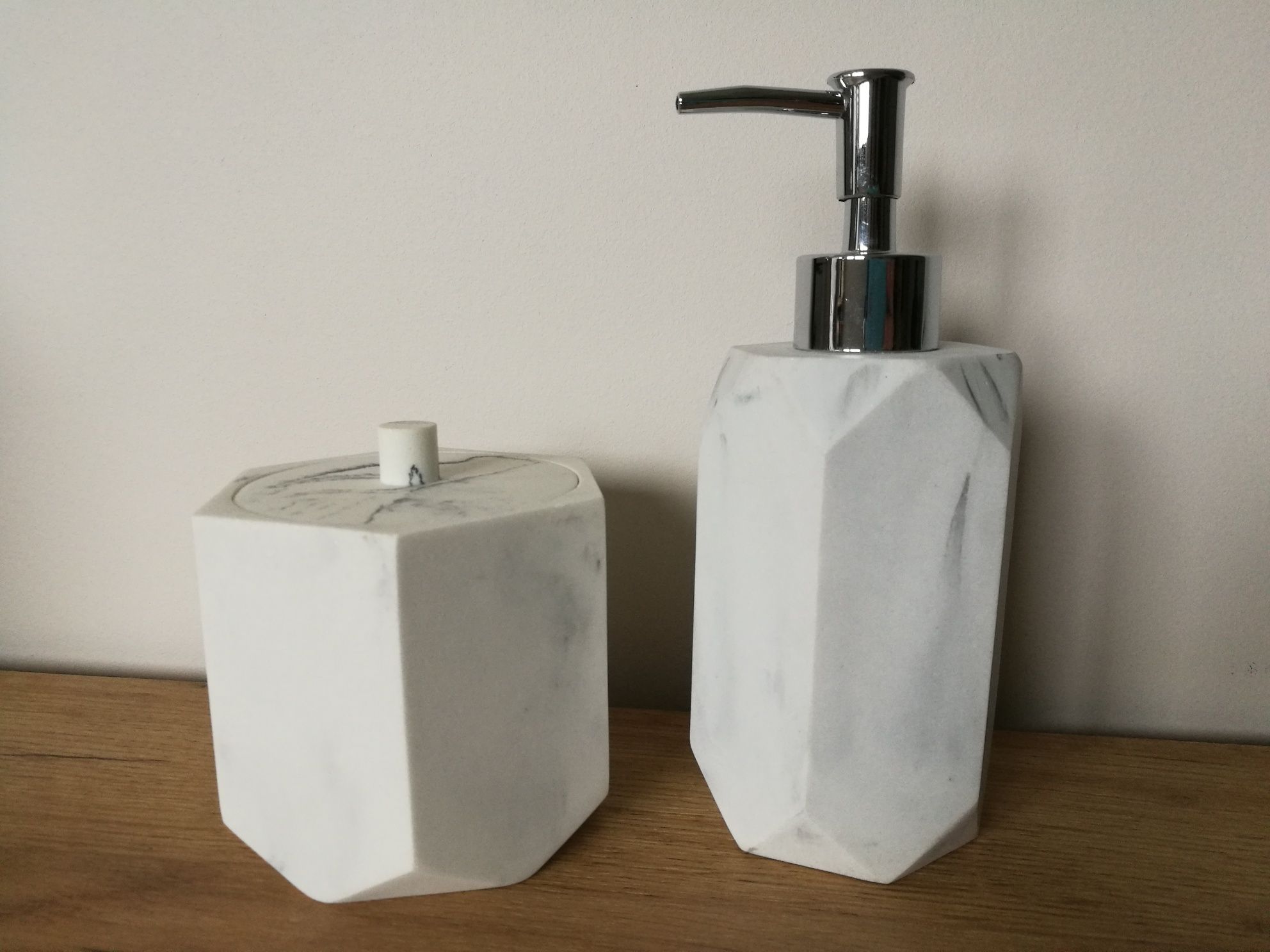 Zestaw łazienkowy wzór marmur - dozownik + pojemnik