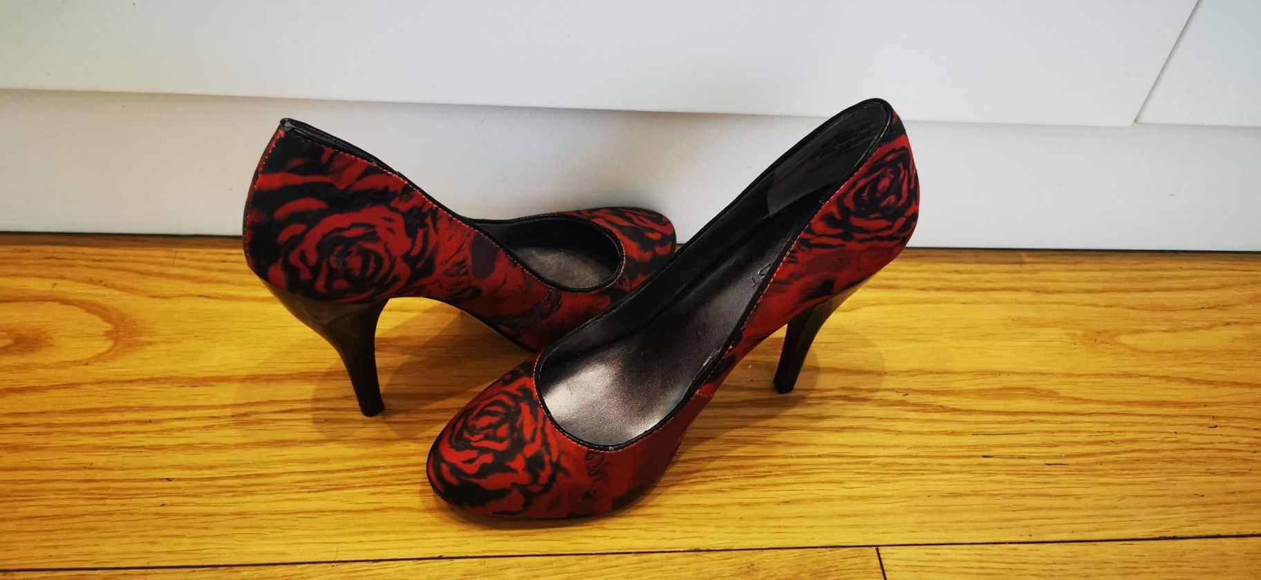 Nowe satynowe szpilki Nine West z lakierowany obcasem r. 36