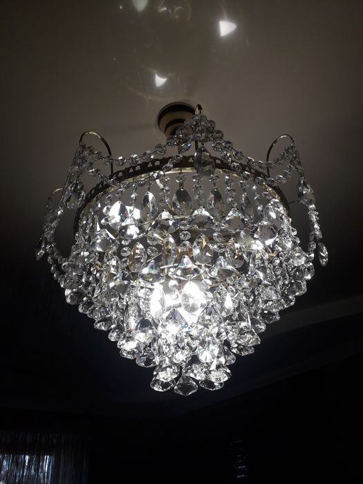 Продам хрустальную люстру