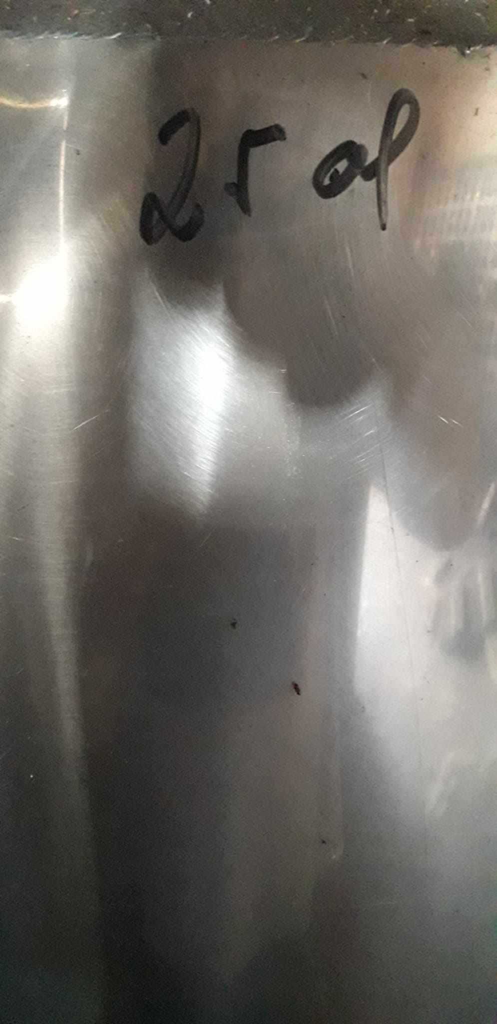 duas cubas de inox para vinho