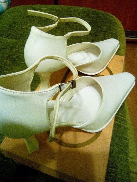 buty białe ślubne