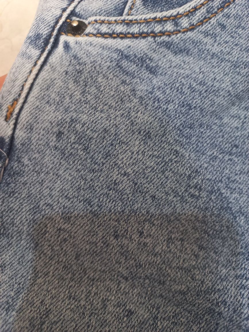 Новые джинсы (стрейч) в красивом голубом цвете на размер 29,31