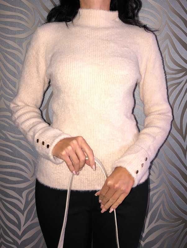 Półgolf sweter futrzany z ozdobnymi złotymi guzikami Rozm XS - S - M