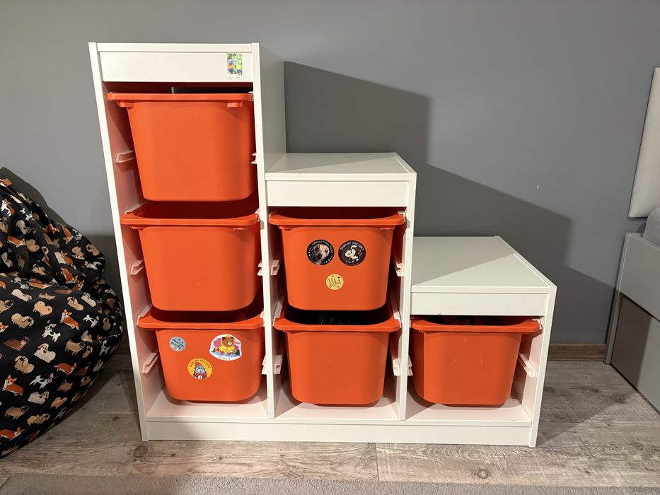 Regal Trofast IKEA z pojemnikami