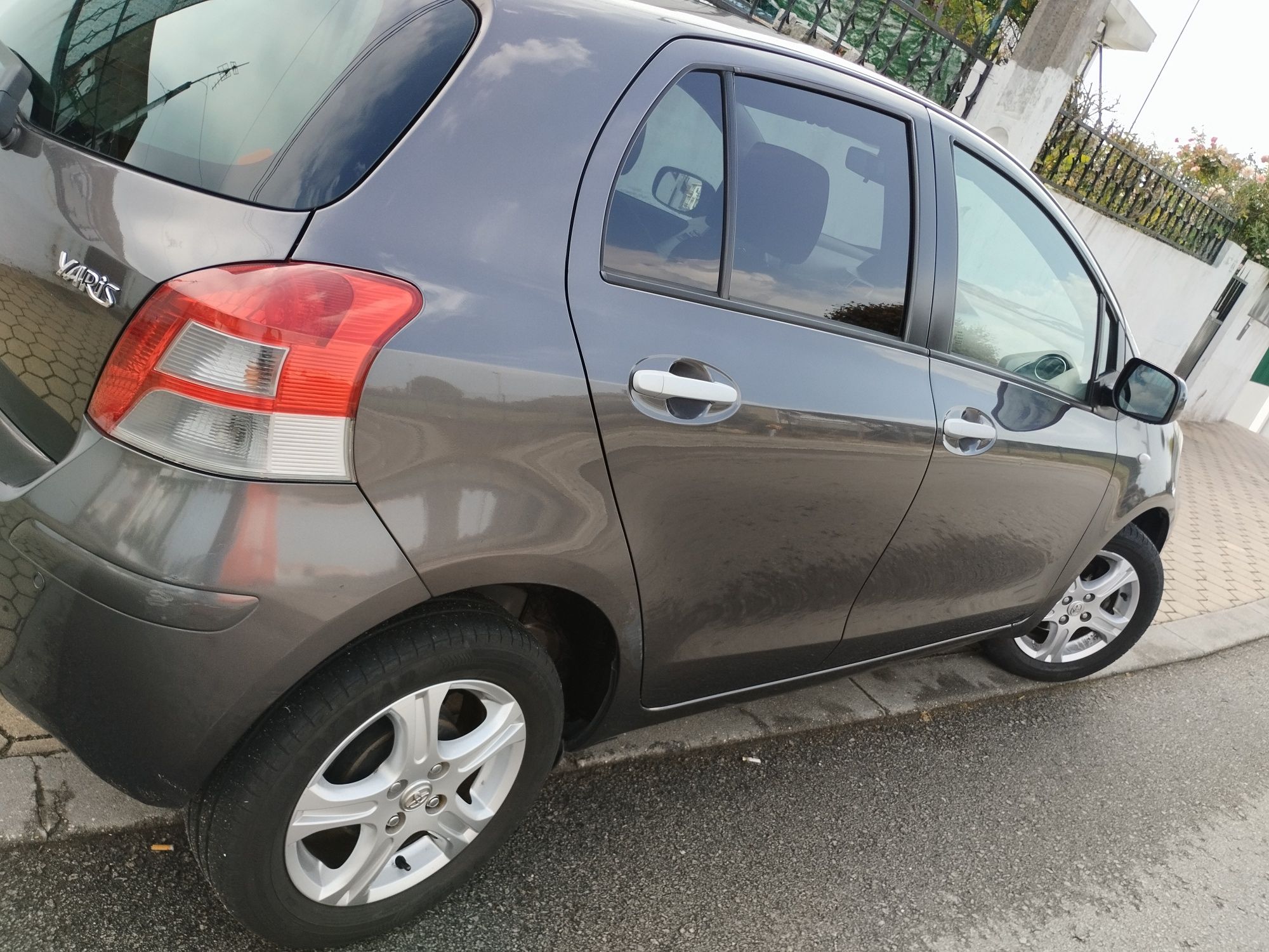 Toyota Yaris1.0-gasolina112.000km-jantes-sensores,etc-só quem quer bom