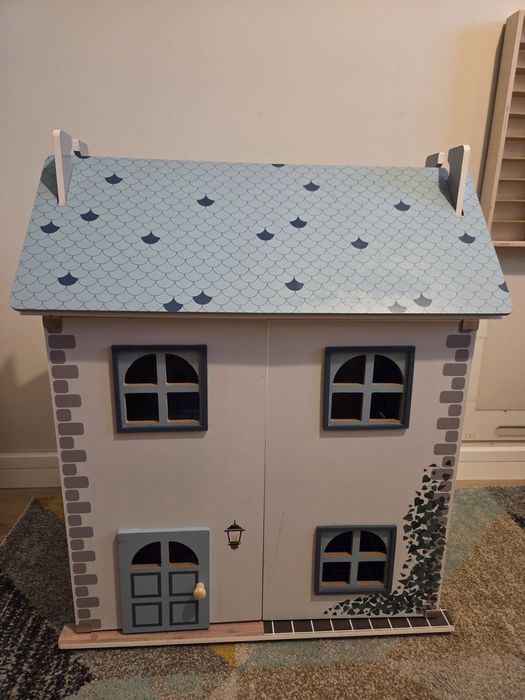 Drewniany domek dla lalek, duży, stan bdb-, z wyposażeniem Zara Home