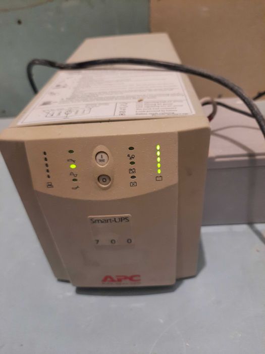 ДБЖ ,ИБП,бесперебойник фирмы APC Smart-UPC 700VA, Чистый синуc