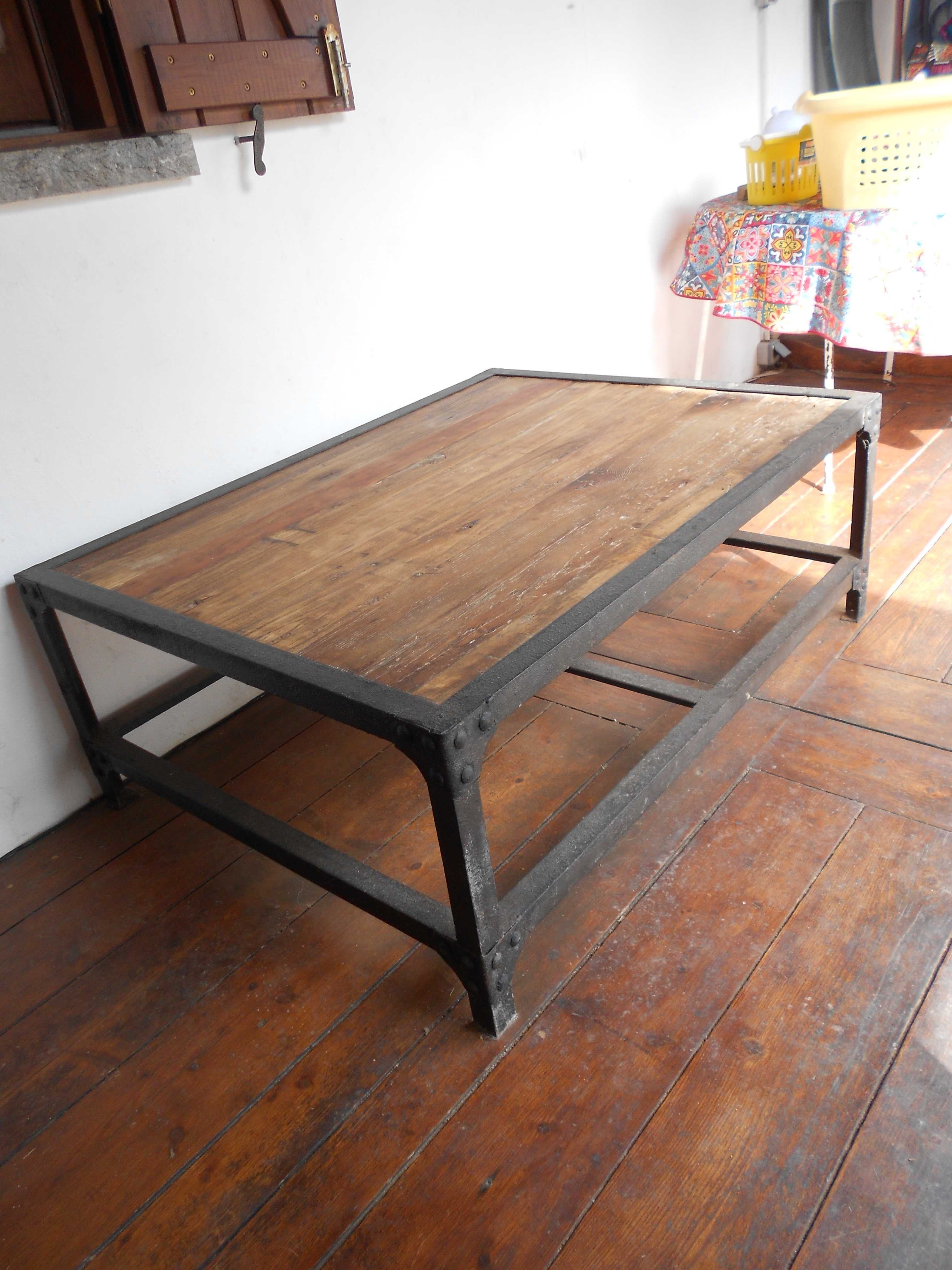 Mesa rustica de ferro e madeira