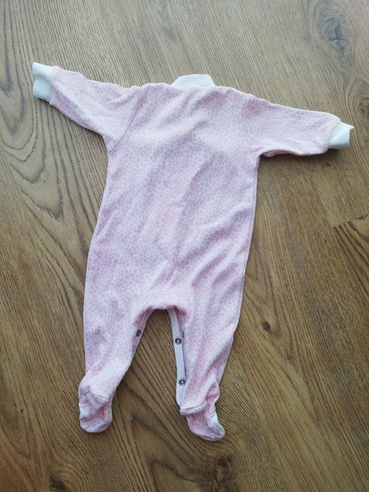 Śliczny pajacyk niemowlęcy r. 62 różowy z żyrafą dla dziewczynki