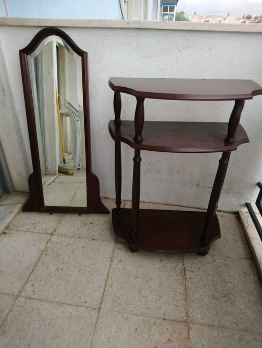 móvel aparador delicado madeira leve e espelho com marcas de uso