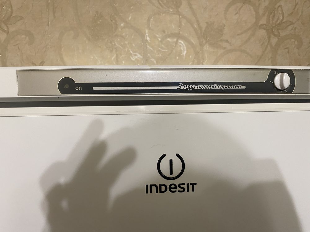 Продам холодильник indesit