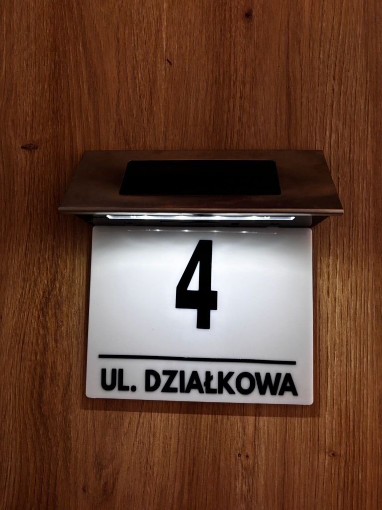 Podświetlana tabliczka LED z adresem numer domu i ulica z czujnikiem