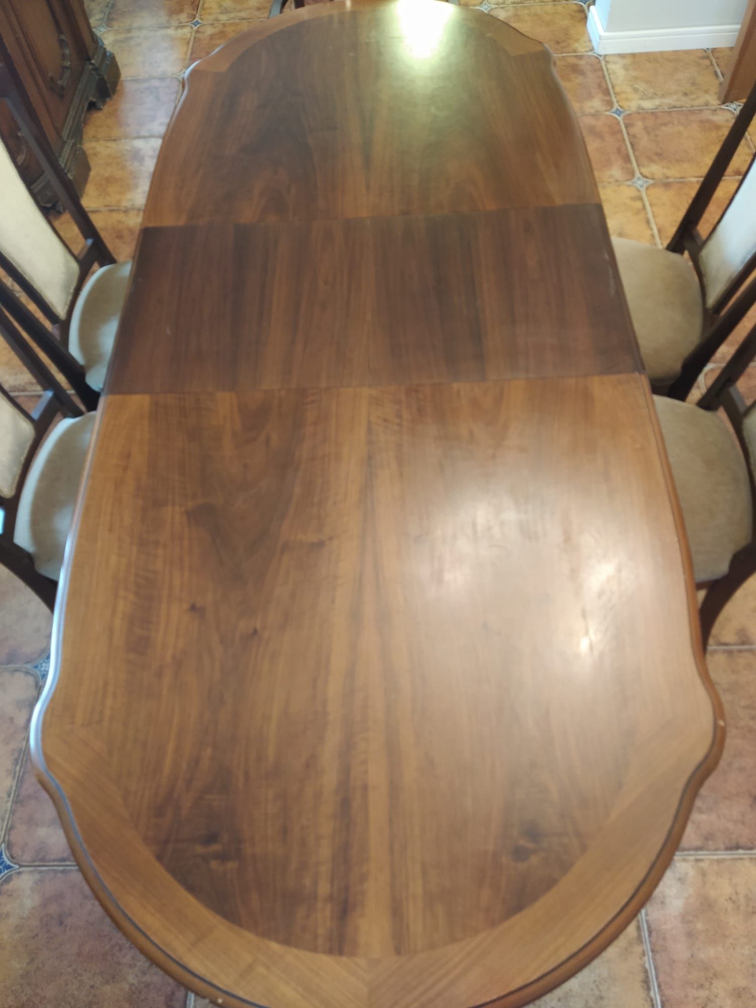 Drewniany stół i krzesła