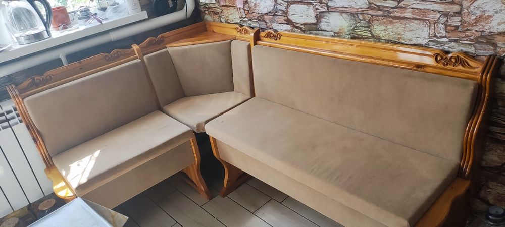 Кухонный уголок с столом