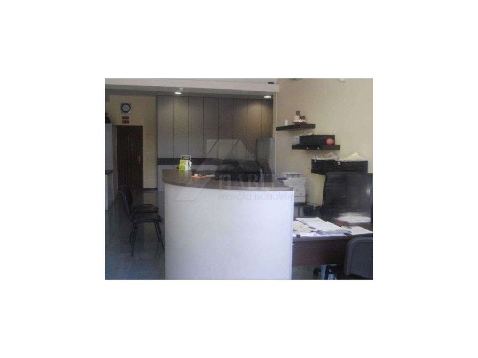 Loja comercial no centro da vila de P. Coura