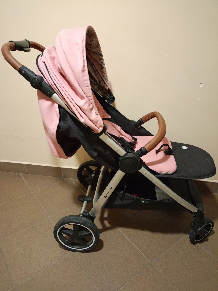 Różowy wózek spacerowy