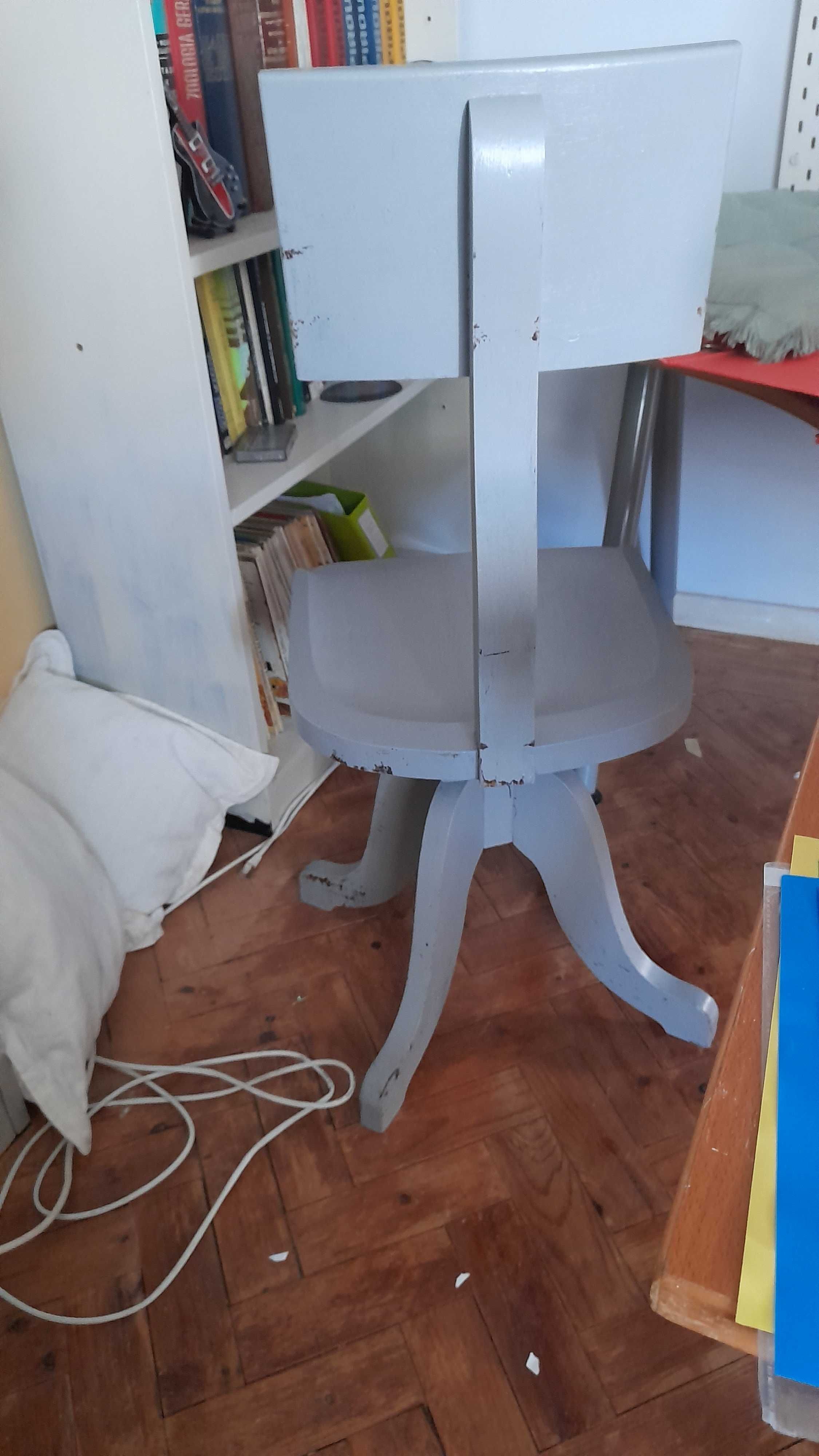 Cadeira antiga de secretaria em madeira maciça