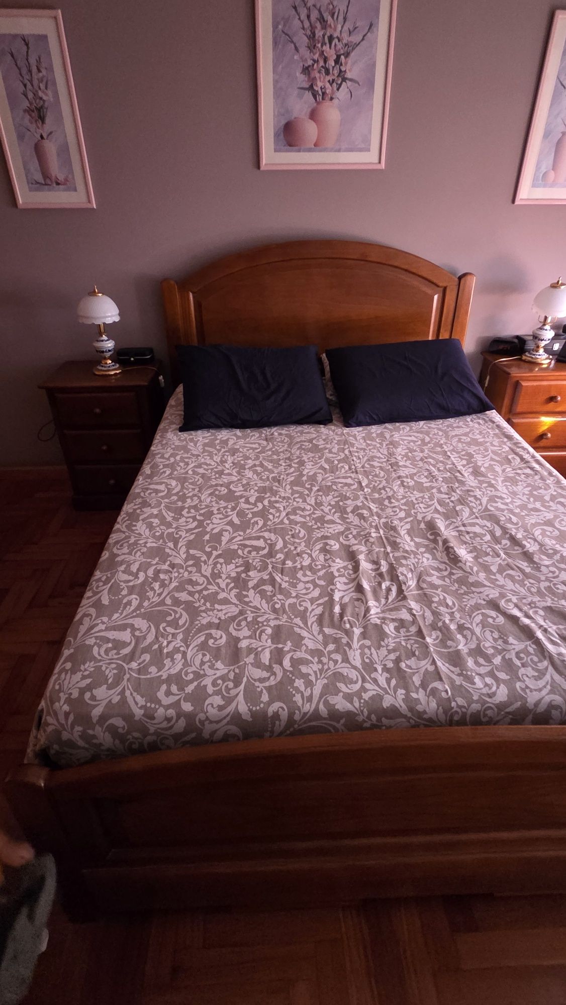 Mobilia de quarto e sala de jantar, usados mas em bom estado