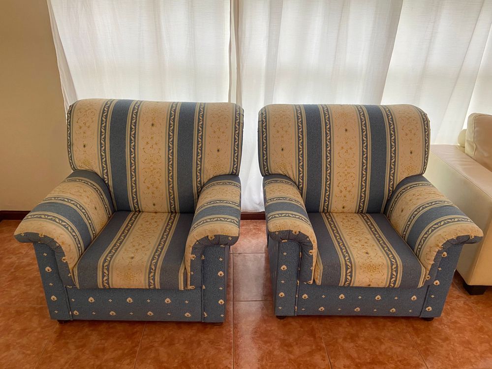 Terno de sofas.