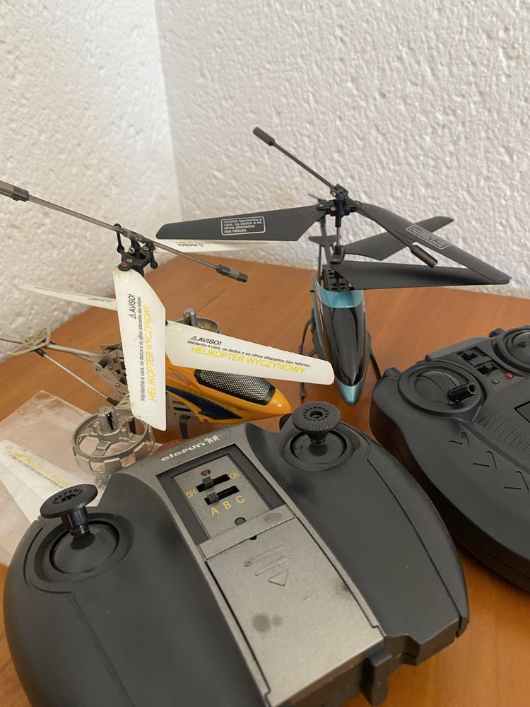 Helicópteros tele-comandados (dois)