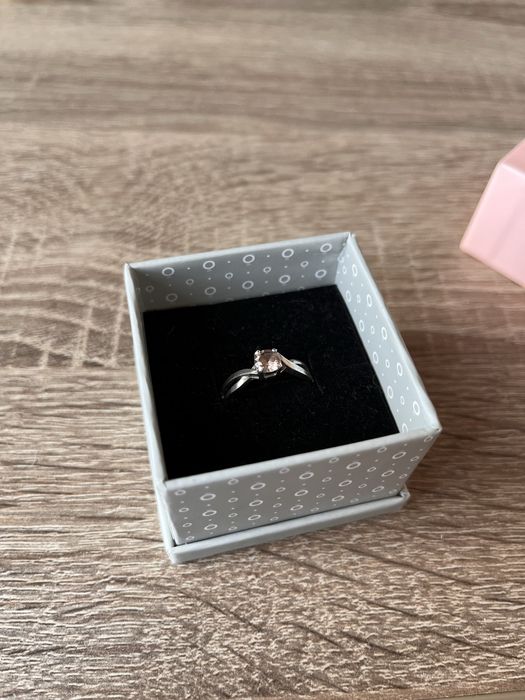 Срібна каблучка з рожевим фіанітом 16 розмір