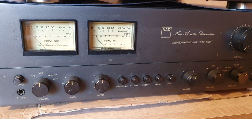 Интегральный усилитель NAD -3045 .