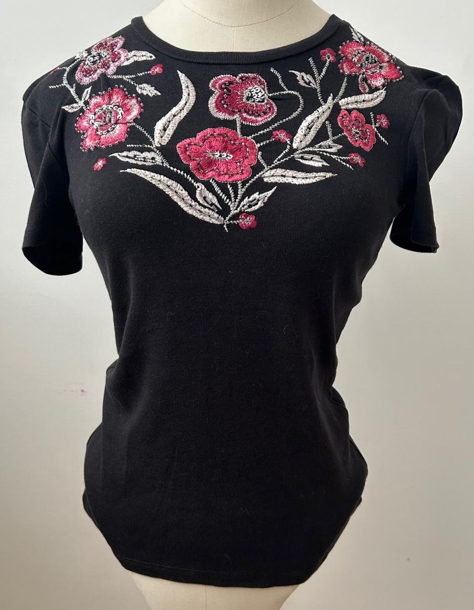 T-shirt preta com bordados Zara