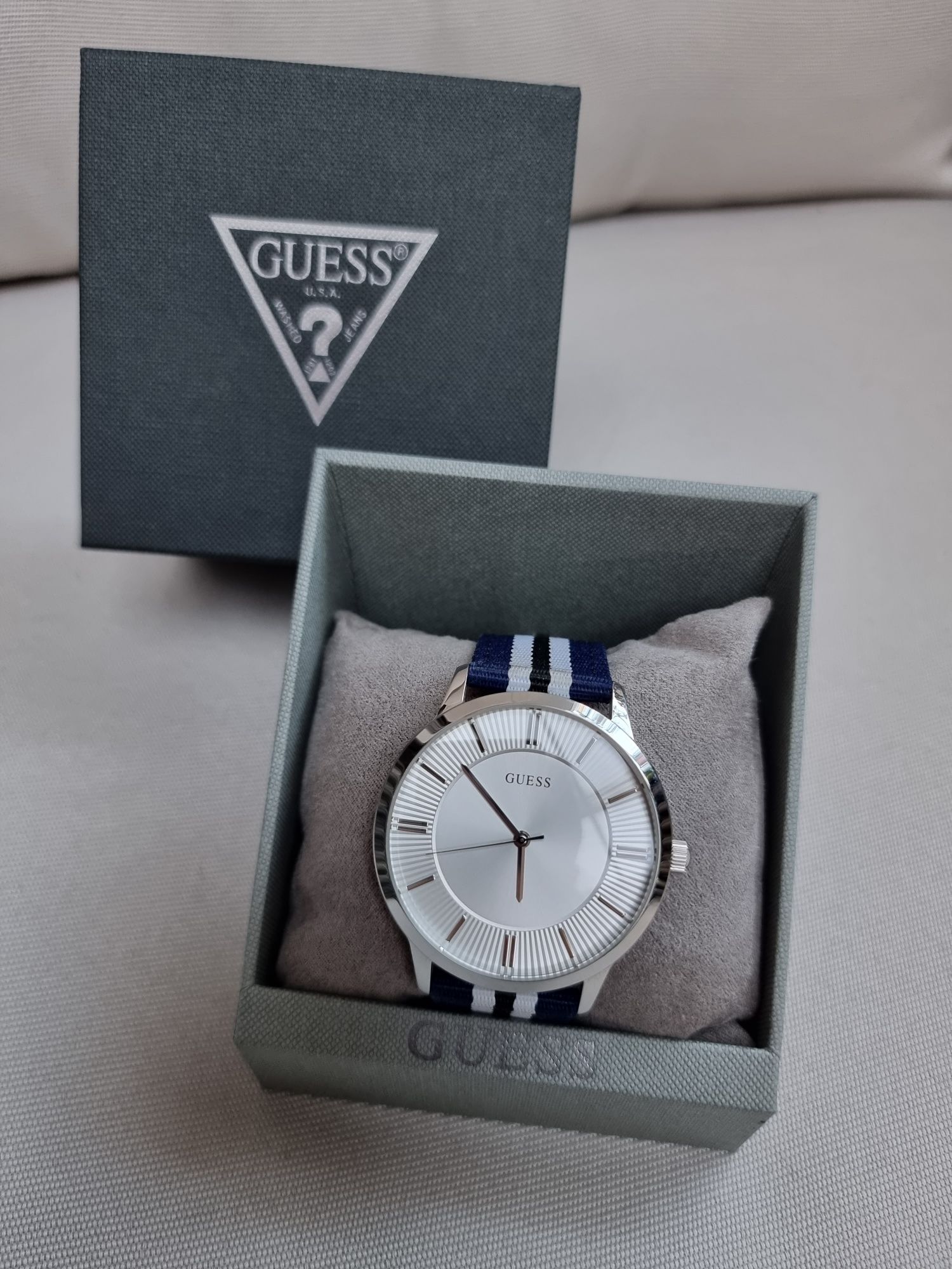 Męski klasyczny zegarek Guess srebrny biały pasek