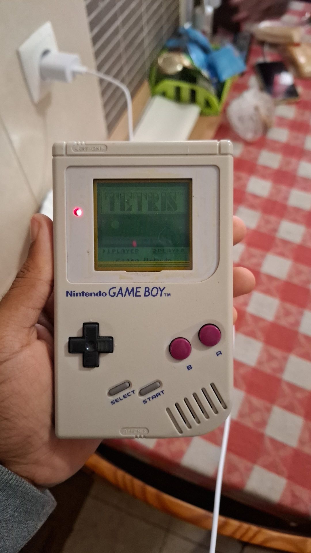 Game boy antiga com um jogo de bonus de compra