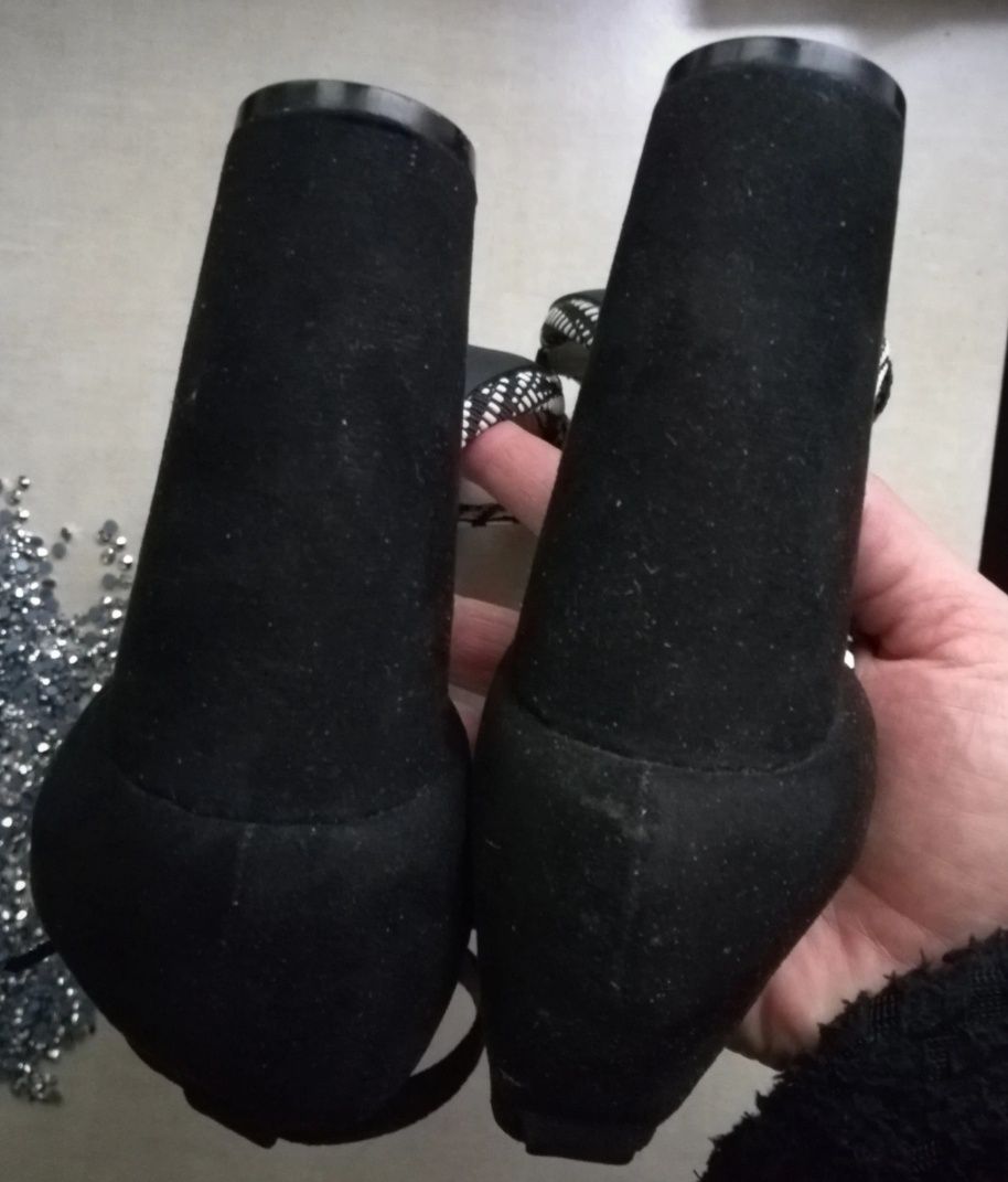 Sandałki na stabilnym słupku /42 / 27 cm.