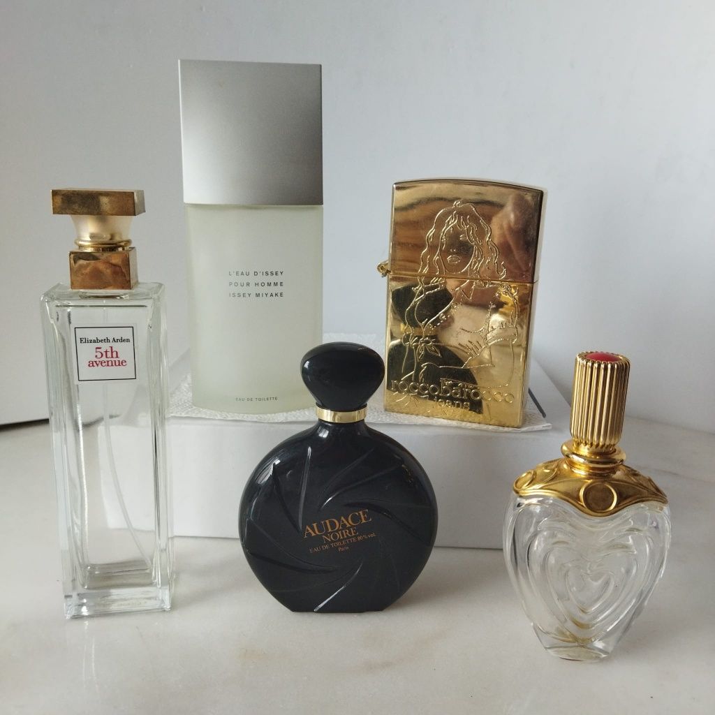 Lote de 12 frascos (vazios) de perfume, de coleção.