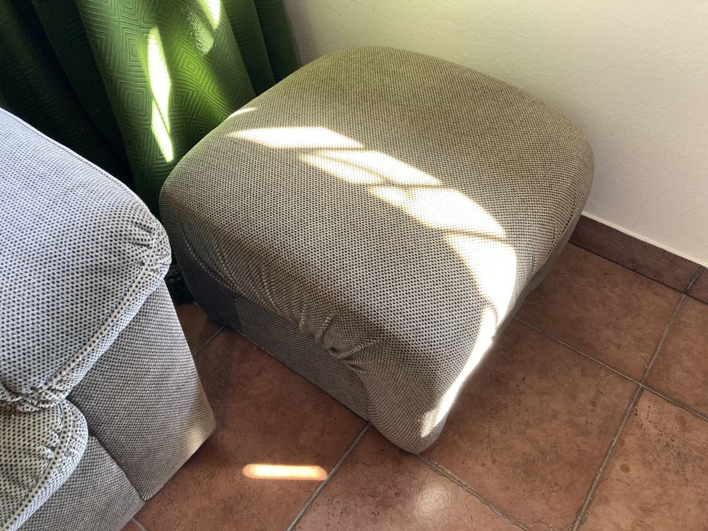 Conjunto sofa cama, poltrona e banco de apoio